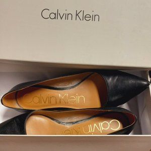 Calvin Klein black gold leather Kirstin gale pump size 7